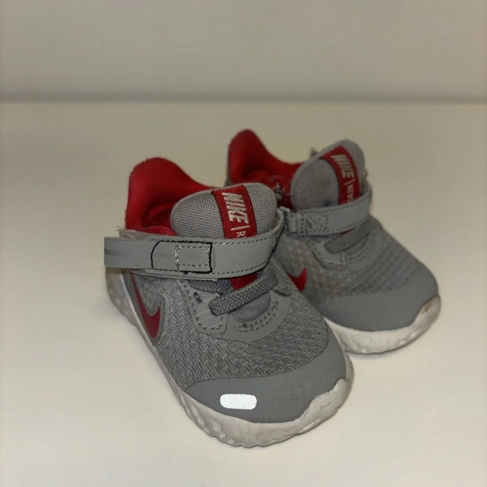 Nike revolution flyease